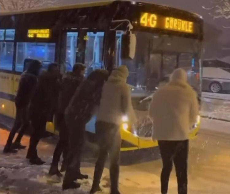 BURSADA YOLLAR BUZ TUTTU: SICAKLIK SIFIRIN ALTINDA