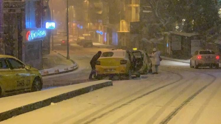 İSTANBULDA ARALIKLARLA YAĞAN KAR HAYATI OLUMSUZ ETKİLEDİ, ARA YOLLAR KARLA KAPLANDI