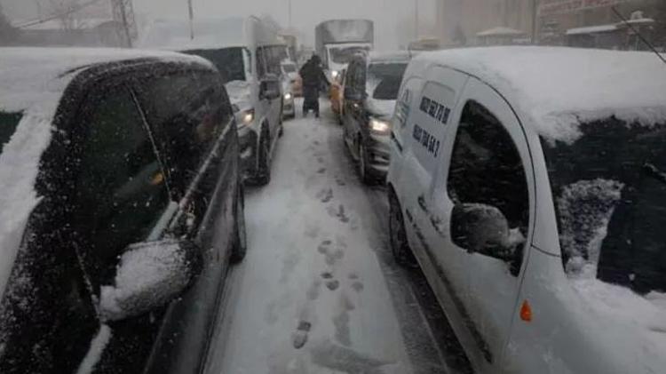 Kar yağışı etkili oluyor Trafik kilitlendi, girişler durduruldu