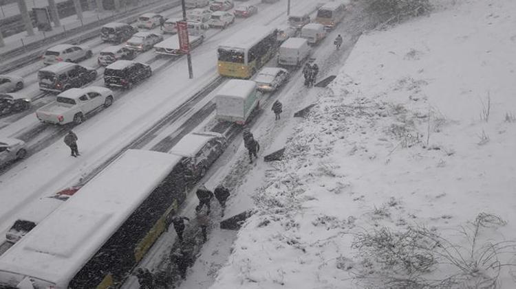 Kar yağışı etkili oluyor Trafik kilitlendi, girişler durduruldu
