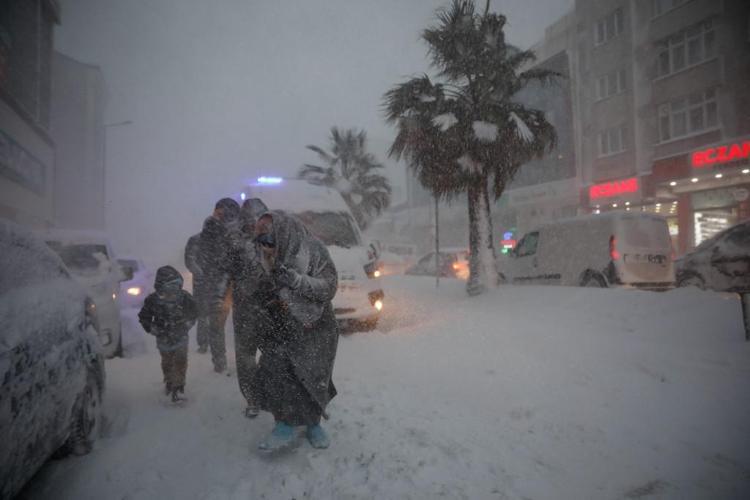 Kar yağışı etkili oluyor Trafik kilitlendi, girişler durduruldu