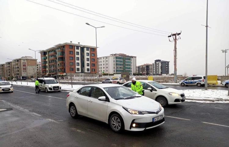 Kar yağışı etkili oluyor Trafik kilitlendi, girişler durduruldu