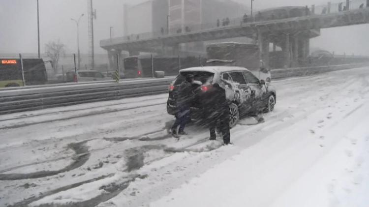 Kar yağışı etkili oluyor Trafik kilitlendi, girişler durduruldu