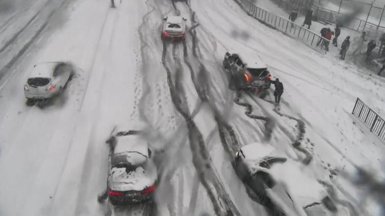 Kar yağışı etkili oluyor Trafik kilitlendi, girişler durduruldu
