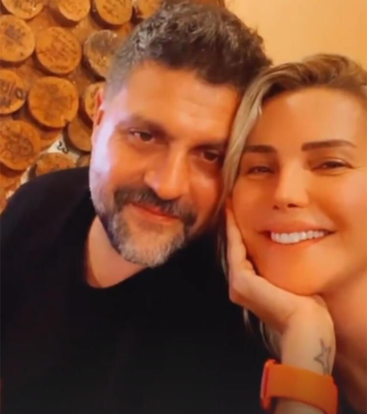 BİZ EVLENDİK DİYE DUYURMUŞTU