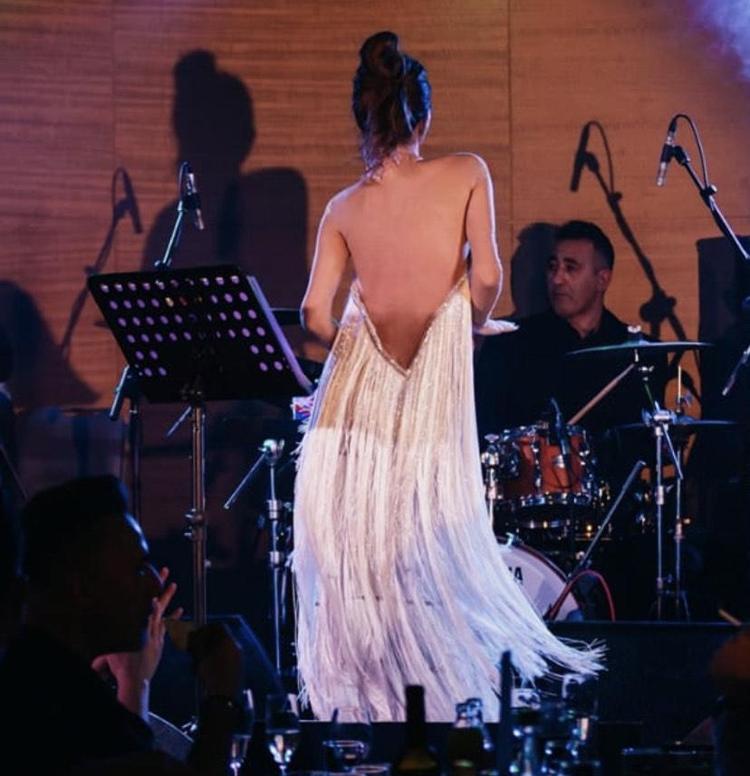Seren Serengil sahneden paylaştı Hemen sil, koluna ne olmuş öyle