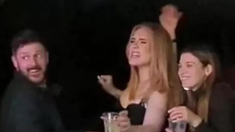 Adele önce sütyenine kadar soyundu sonra direk dansı yaptı