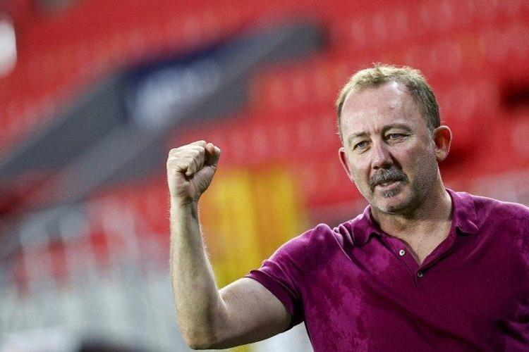 Kötü gidişatta tribünlerin protesto etmeyip alkışladığı tek oyuncuydu Beşiktaş görüşmelere başladı