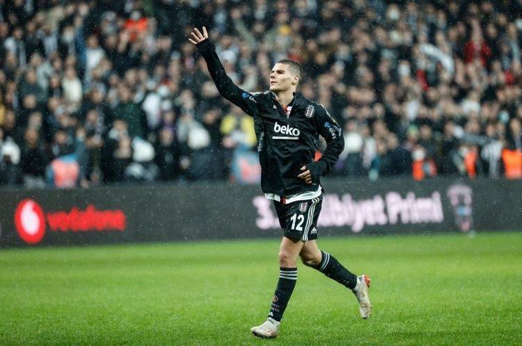 Kötü gidişatta tribünlerin protesto etmeyip alkışladığı tek oyuncuydu Beşiktaş görüşmelere başladı