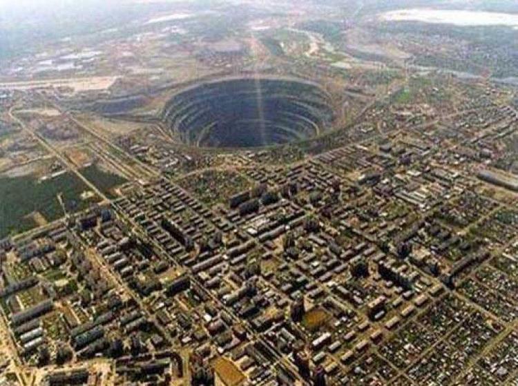 Dünyanın en büyük çukuru (Sibirya – 1,2 km çapında)