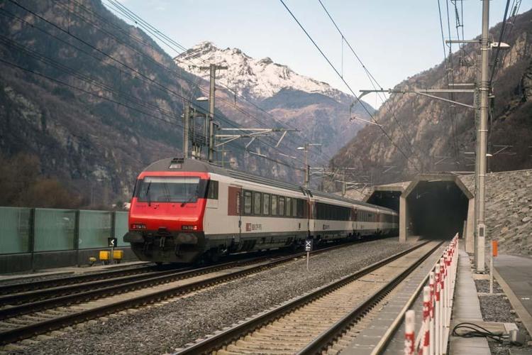 Dünyanın en uzun karayolu tüneli (St.Gotthard – İsviçre – 16.4 km)