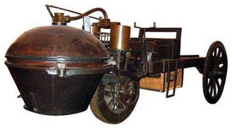 Dünyanın en eski arabası (1886′da Karl Benz tarafından yapıldı.)