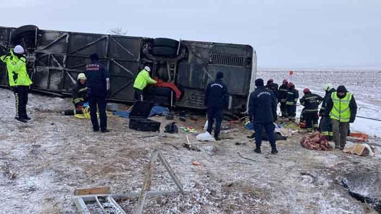 Konyada tur otobüsü devrildi: 5 ölü, 26 yaralı