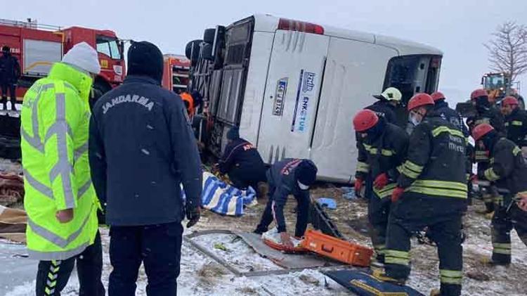 Konyada tur otobüsü devrildi: 5 ölü, 26 yaralı