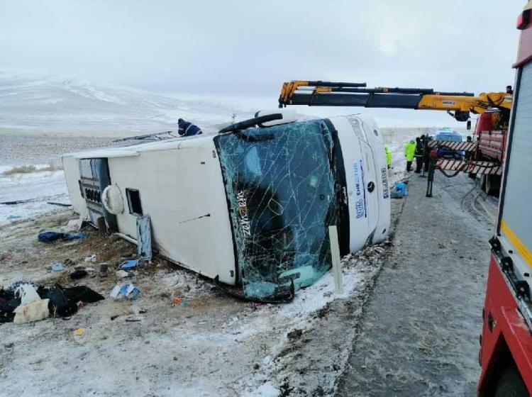 Konyada tur otobüsü devrildi: 5 ölü, 26 yaralı