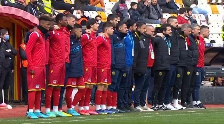 Süper Ligde görülmemiş protesto Yeni Malatyaspor - Antalyaspor maçının ilk 20 saniyesinde...