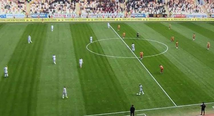 Süper Ligde görülmemiş protesto Yeni Malatyaspor - Antalyaspor maçının ilk 20 saniyesinde...