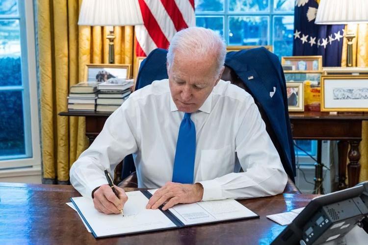 Biden, Rusyanın tanıdığı Donetsk ve Luganskla ticareti yasaklayan kararnameyi imzaladı