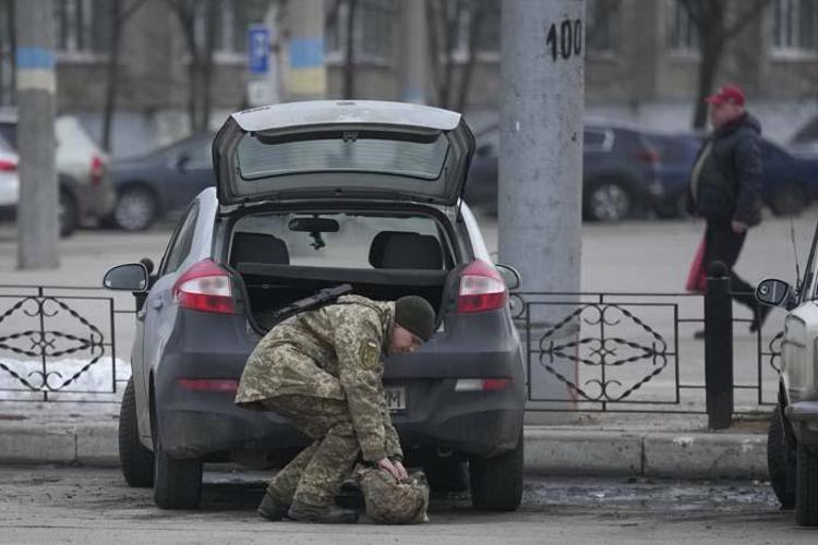 Ukrayna’da başkent Kiev’de sirenler çalıyor, halk kenti terk ediyor