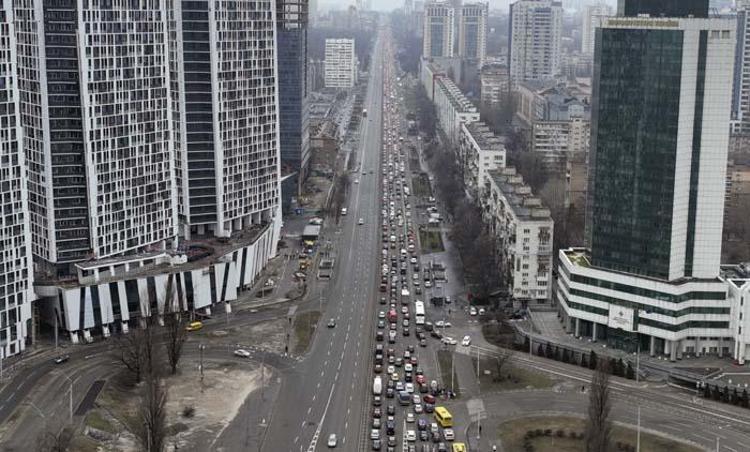 Ukrayna’da başkent Kiev’de sirenler çalıyor, halk kenti terk ediyor