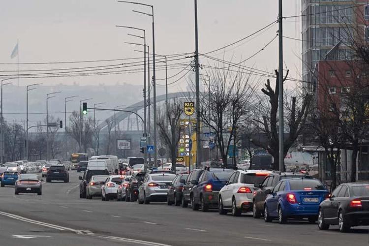 Ukrayna’da başkent Kiev’de sirenler çalıyor, halk kenti terk ediyor