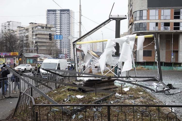 Rus helikopterleri Kieve girdi 74 askeri tesis imha edildi, 114 Ukrayna askeri teslim oldu çok sayıda ölü var...