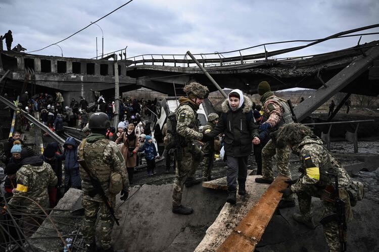 Ukraynalı sivillere Rus kapanı Lviv tren istasyonunda yürek sızlatan görüntüler