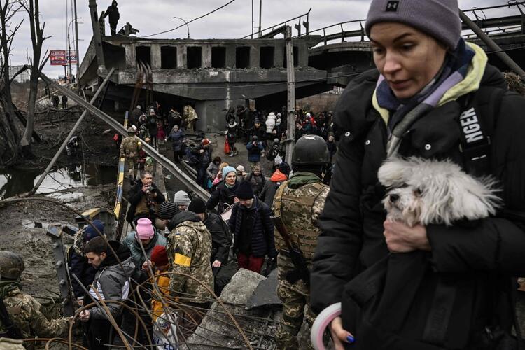 Ukraynalı sivillere Rus kapanı Lviv tren istasyonunda yürek sızlatan görüntüler