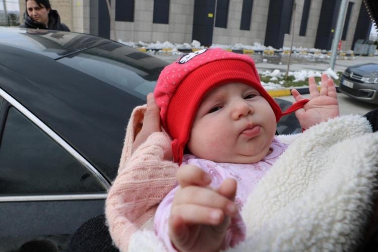 Savaşın kirli yüzü gözlerindeki korkuya yansıdı Yürek yakan kareler...