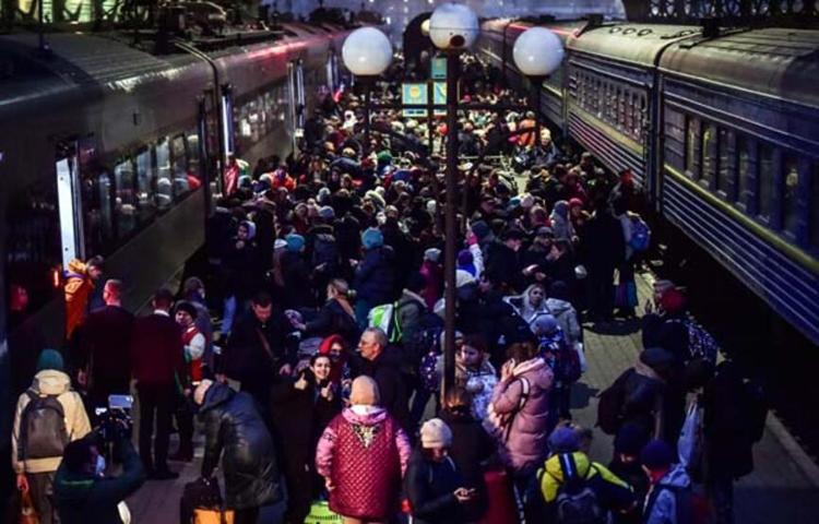 Ukraynalı sivillere Rus kapanı Lviv tren istasyonunda yürek sızlatan görüntüler