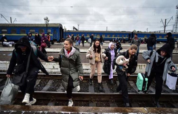 Ukraynalı sivillere Rus kapanı Lviv tren istasyonunda yürek sızlatan görüntüler