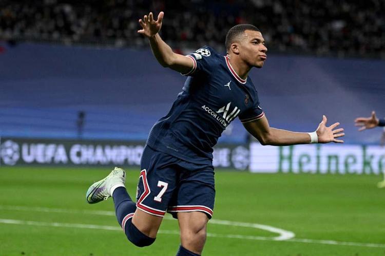 Şampiyonlar Liginde böylesi görülmedi Real Madrid Paris Saint Germaini 17 dakikada yıktı... Karim Benzemadan tarihi performans...