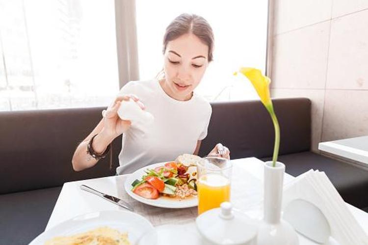 Bir çay kaşığından fazla tuz, böbreklerimiz için zararlı