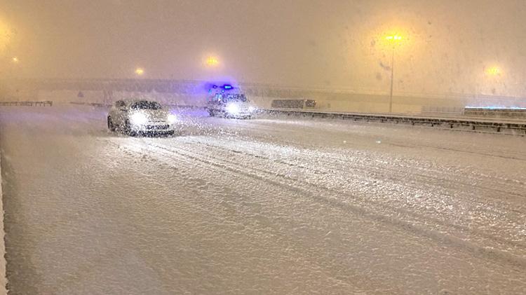 Kar yağışı çok kuvvetli başladı Meteoroloji son dakika duyurdu İstanbulda turuncu alarm verildi, kar hayatı felç edecek...