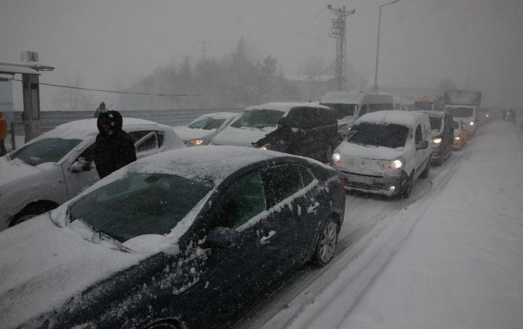 Kar yağışı çok kuvvetli başladı Meteoroloji son dakika duyurdu İstanbulda turuncu alarm verildi, kar hayatı felç edecek...