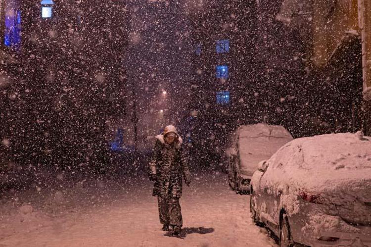 Kar yağışı çok kuvvetli başladı Meteoroloji son dakika duyurdu İstanbulda turuncu alarm verildi, kar hayatı felç edecek...