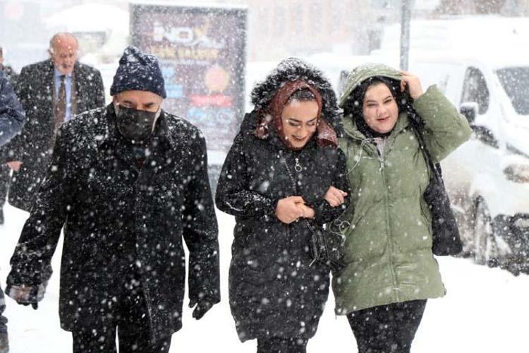 Çok kuvvetli kar fırtınası geliyor Meteorolojiden son dakika turuncu kodlu uyarı Sert soğuklar başlıyor: Dışarı çıkmayın