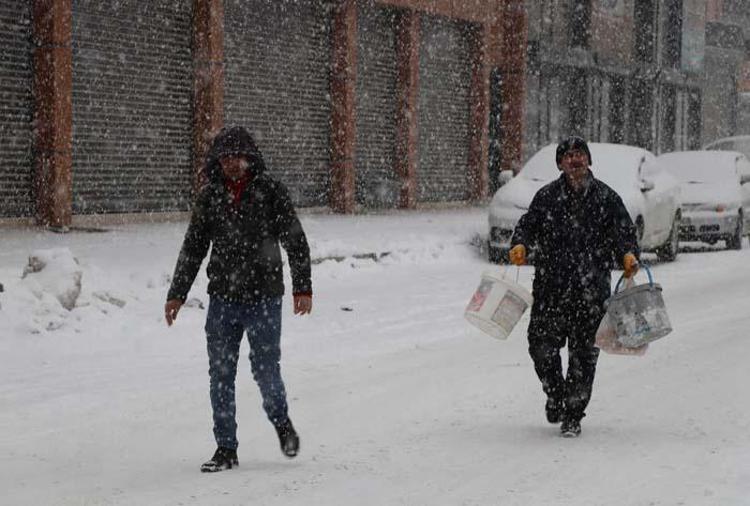 Çok kuvvetli kar fırtınası geliyor Meteorolojiden son dakika turuncu kodlu uyarı Sert soğuklar başlıyor: Dışarı çıkmayın