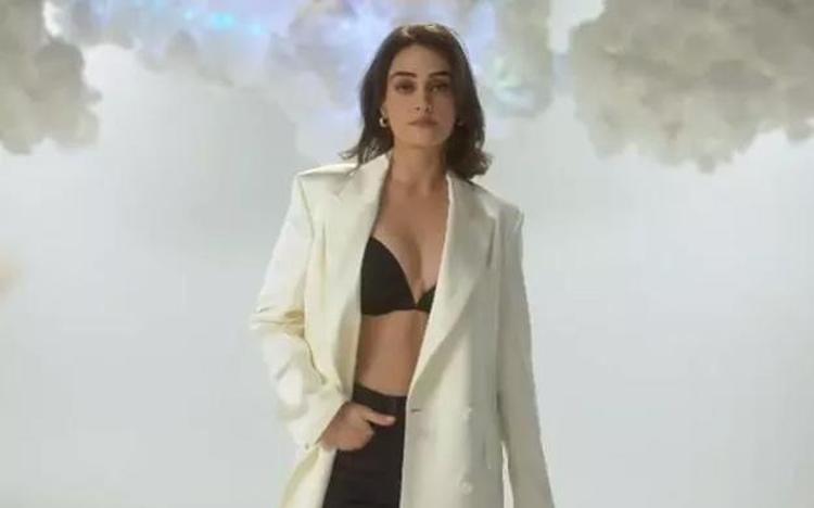 Kanunsuz Toprakların Gülfemi Esra Bilgiç iç çamaşırı reklamı ile olay yarattı
