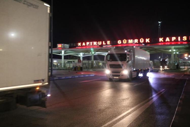 Savaş mağduru tır şoförü, Türkiye’ye gelir gelmez toprağı öptü, diz çöküp dua etti