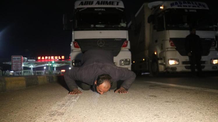 Savaş mağduru tır şoförü, Türkiye’ye gelir gelmez toprağı öptü, diz çöküp dua etti