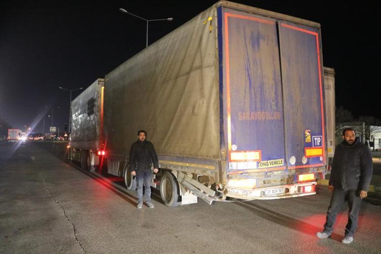 Savaş mağduru tır şoförü, Türkiye’ye gelir gelmez toprağı öptü, diz çöküp dua etti