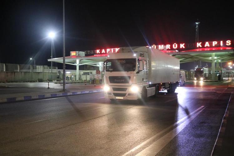 Savaş mağduru tır şoförü, Türkiye’ye gelir gelmez toprağı öptü, diz çöküp dua etti