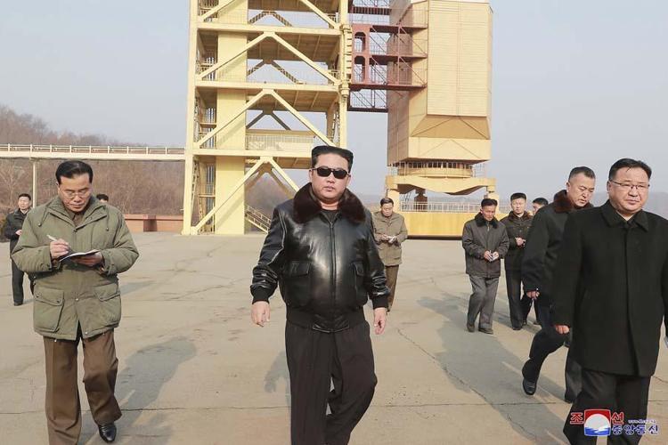 Kuzey Koreden Canavar füze şovu Kim Jong-Un başrolde: Aksiyon filmlerini aratmayan görüntüler...