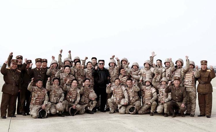 Kuzey Koreden Canavar füze şovu Kim Jong-Un başrolde: Aksiyon filmlerini aratmayan görüntüler...