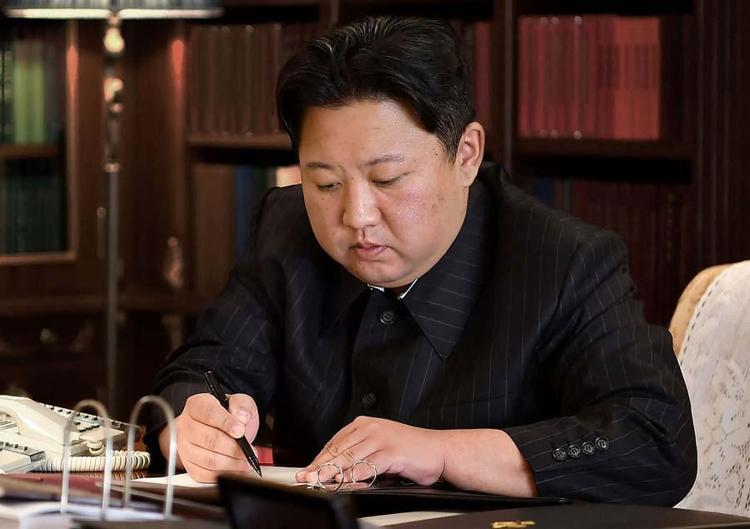 Kuzey Koreden Canavar füze şovu Kim Jong-Un başrolde: Aksiyon filmlerini aratmayan görüntüler...