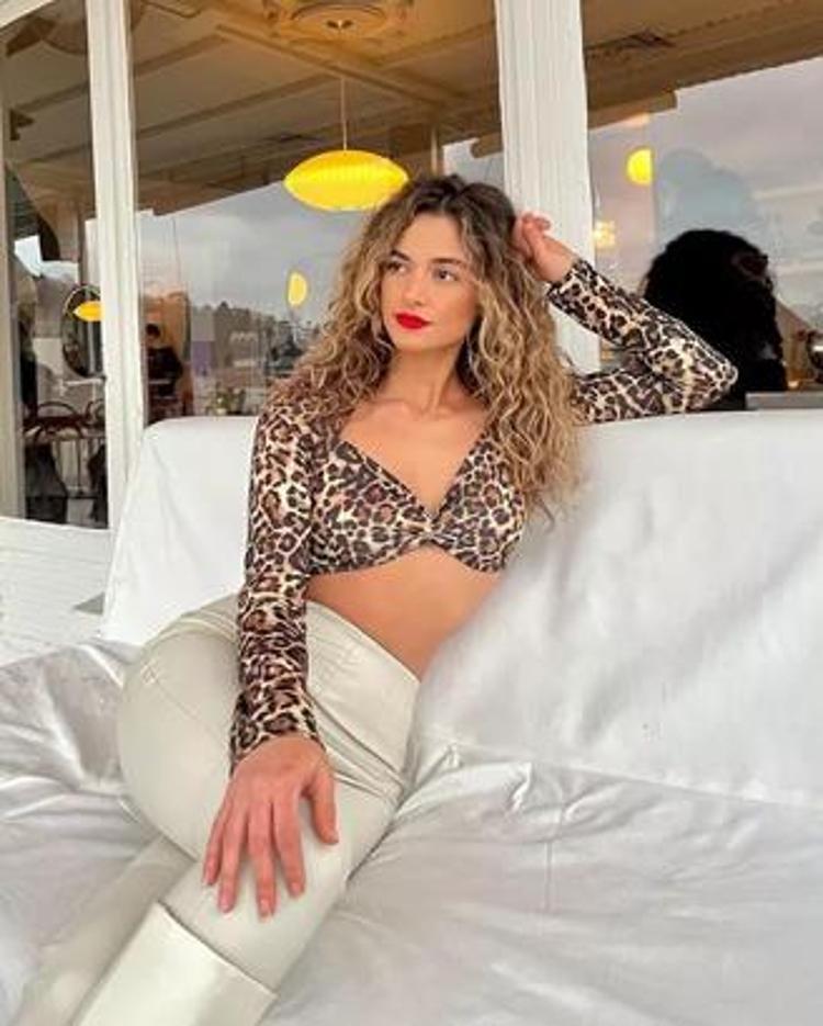 Aleyna Çalışkan ve Makbule Şakalakoğlu vücudunu sergiledi