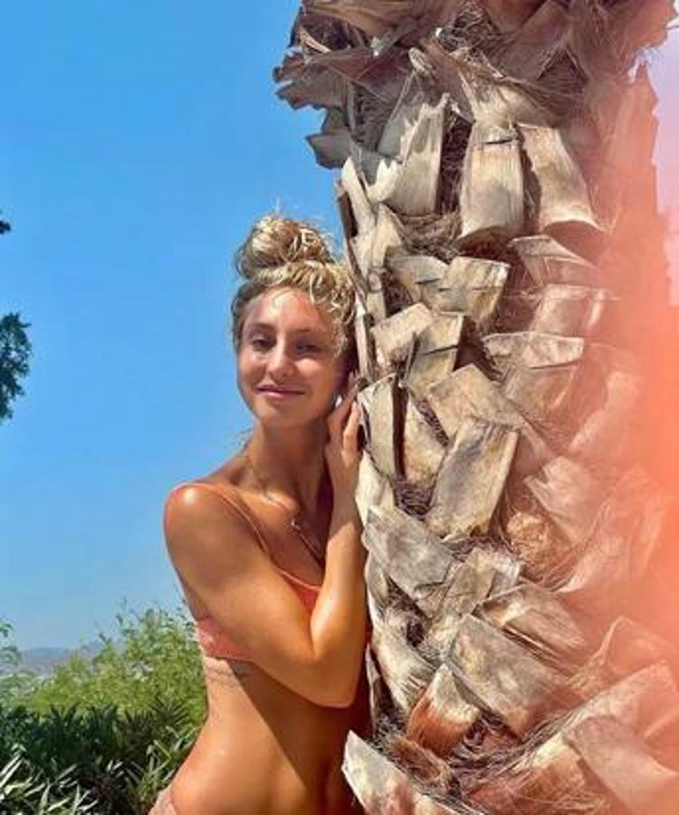 Aleyna Çalışkan ve Makbule Şakalakoğlu vücudunu sergiledi