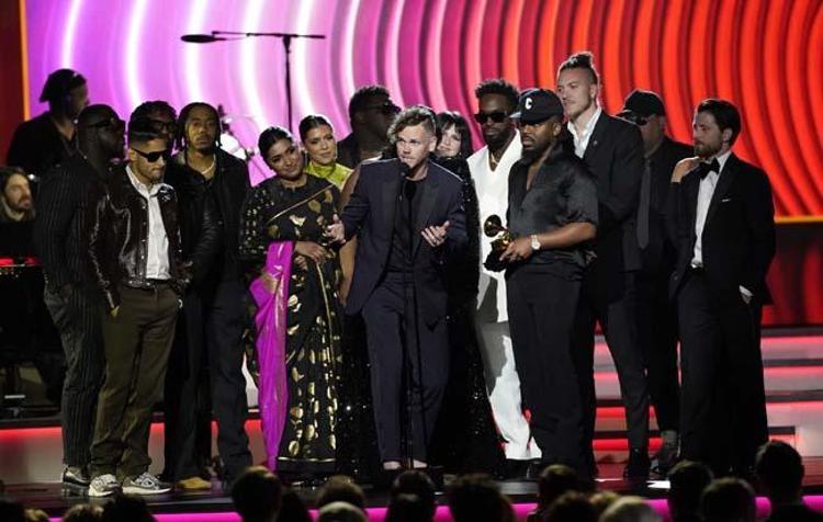 2022 Grammy Ödülleri sahiplerini buldu Kırmızı halıda şıklık yarışı...