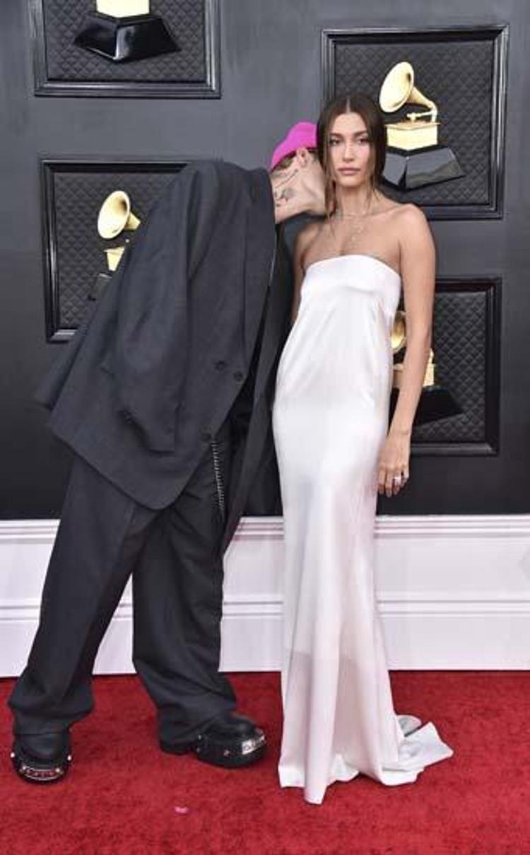 2022 Grammy Ödülleri sahiplerini buldu Kırmızı halıda şıklık yarışı...